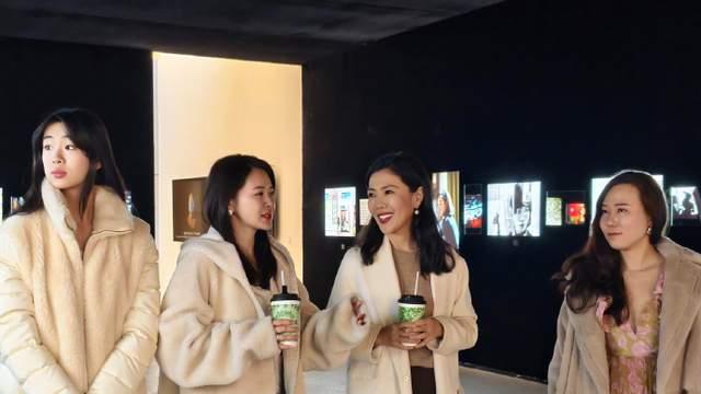 佟大为妻女看展，17岁大女儿身高近180漂亮有气质，母女俩好养眼