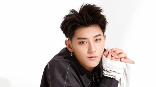 黄子韬“生理性喜欢”人设爆雷？当众抖妻子经期细节遭轰“隐私剥削”