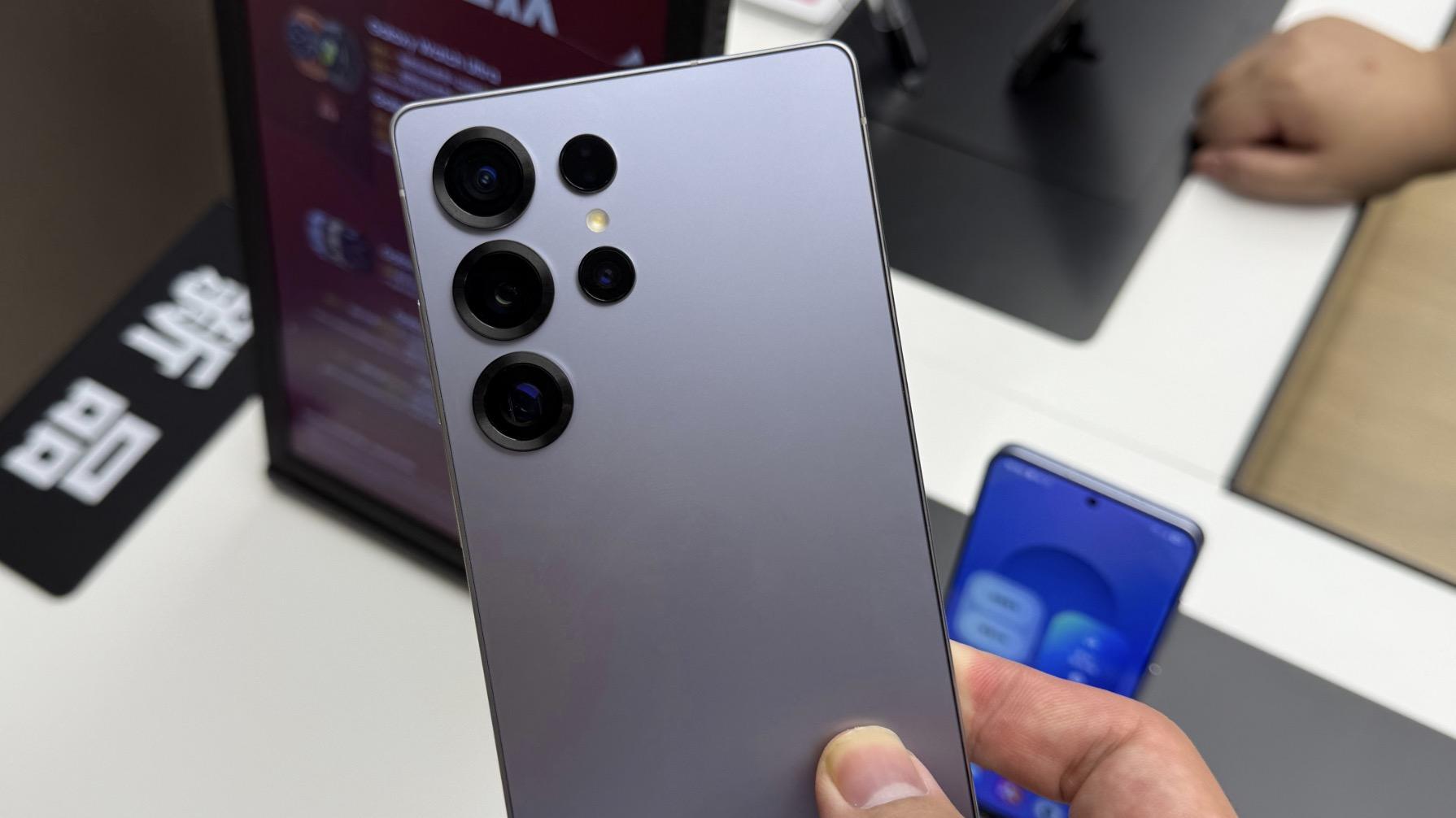 三星“拍照机皇”突降1700元，骁龙8至尊版+2K屏+钛合金，等到了