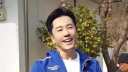 55岁毛宁近照曝光，脖子纹路深，老人相凸显，网友：像个老嫂子