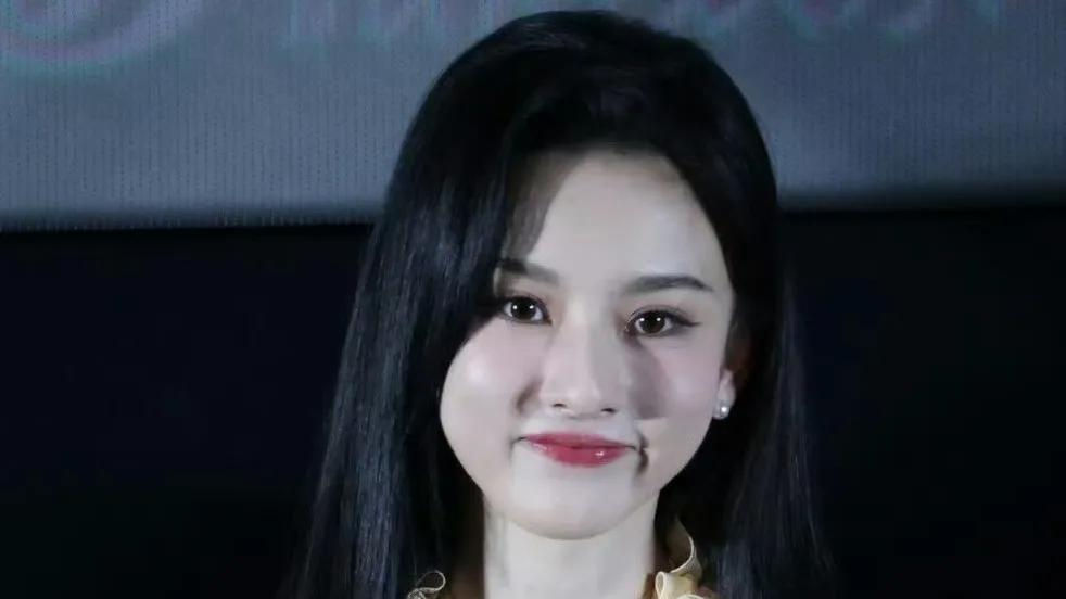 宋祖儿复出后首次露面，面部发肿妆太浓，状态和两年前相比差太多