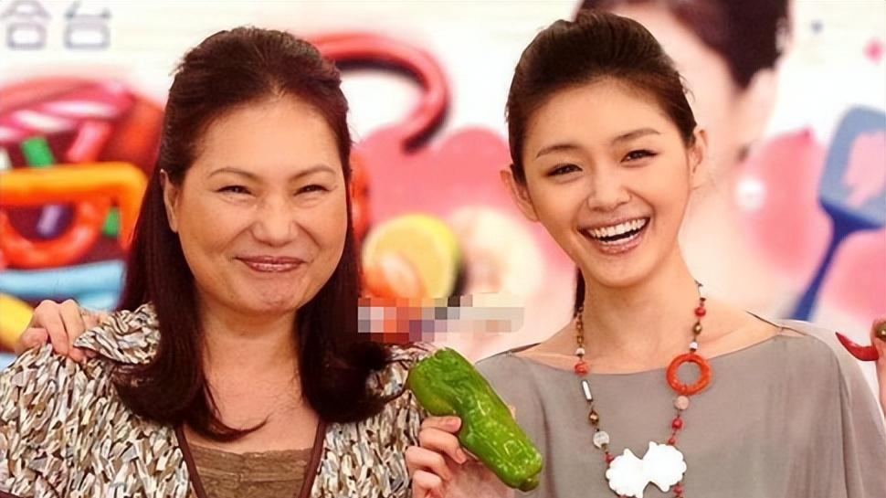 S妈用AI制作了大S的视频，网友：孩子饿死了知道喂奶了！