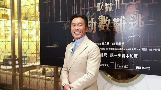 61岁香港知名男星近况曝光！手戴婚戒疑再婚，曾经历前妻婚内出轨