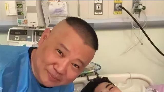 2025德云社封箱演出上热搜了！台上近百人“比不了”一个张云雷！