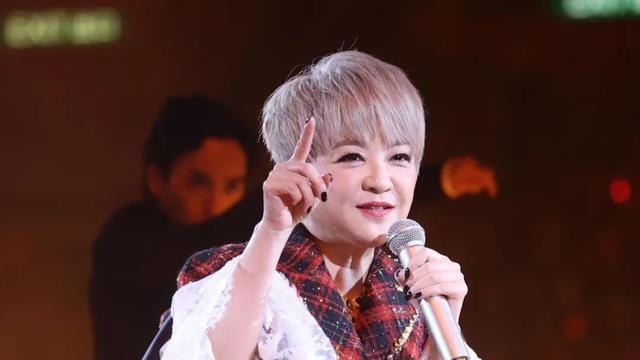 59歲樂壇天后紅館仆街，自嘲可享兩蚊老人優惠