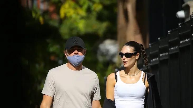 莱昂纳多与意大利模特女友甜蜜亮相戛纳，爱情长跑接近两年