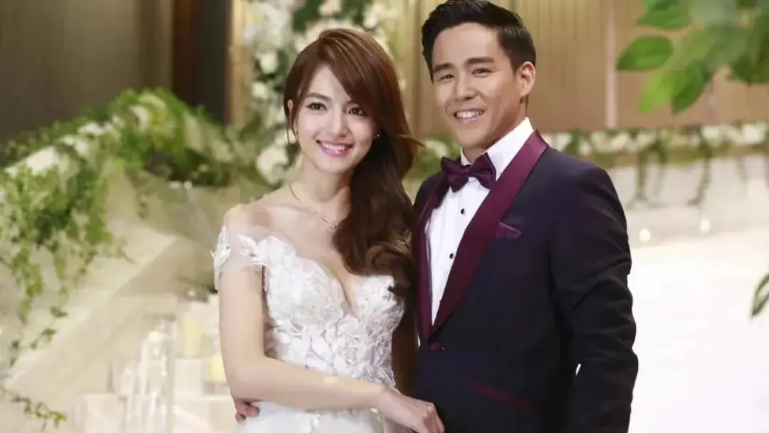 TVB前小花带仨娃崩溃，幽怨眼神“射杀”老公，带娃如厕苦不堪言