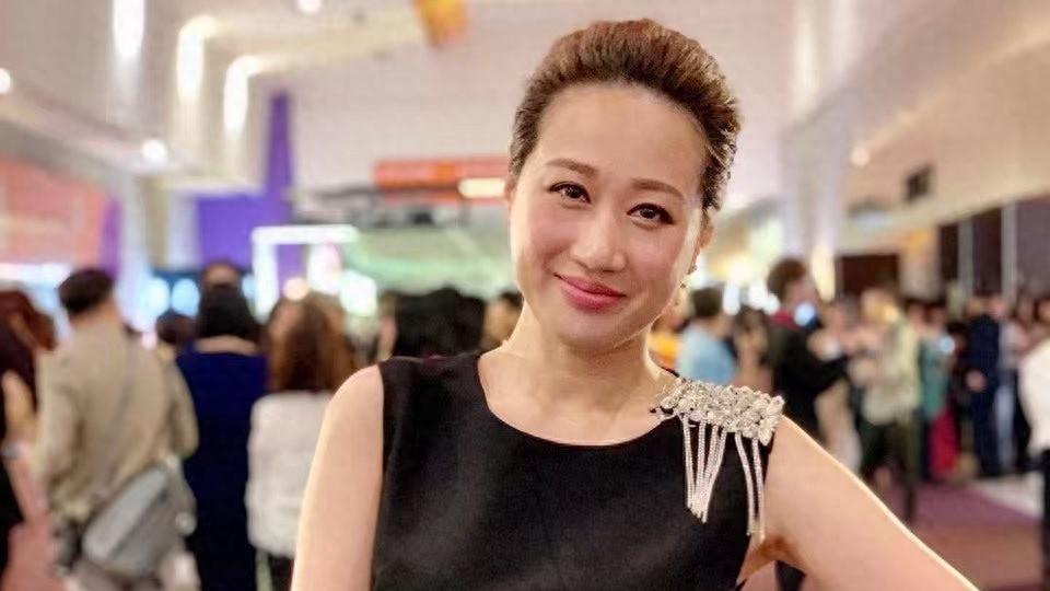 前TVB绿叶近况曝光！与圈中前辈聚会，离巢转行年薪百万婚姻也美满