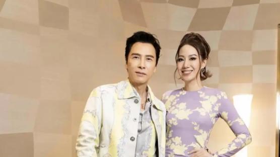 甄子丹携小16岁娇妻现身商场，两人穿情侣装大秀恩爱，网友：如大叔和小女孩