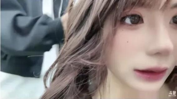 女主播线下颜值翻车判若两人，被吐槽丑的好吓人，自称还有四五个老公粉