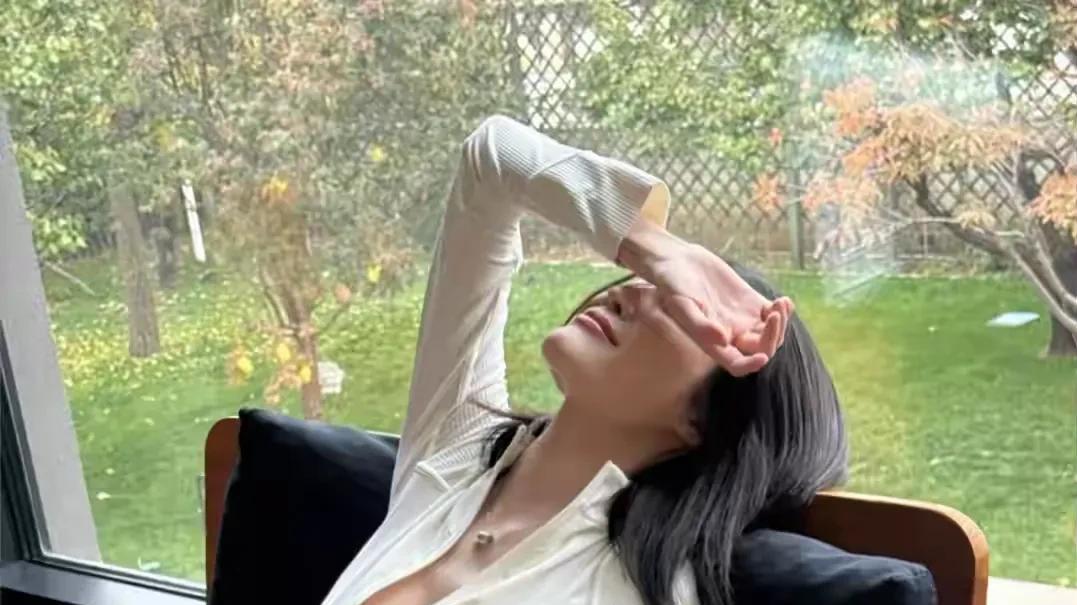 何穗产后大秀身材，身材火辣腰肢纤细，36岁肤白貌美少女感十足