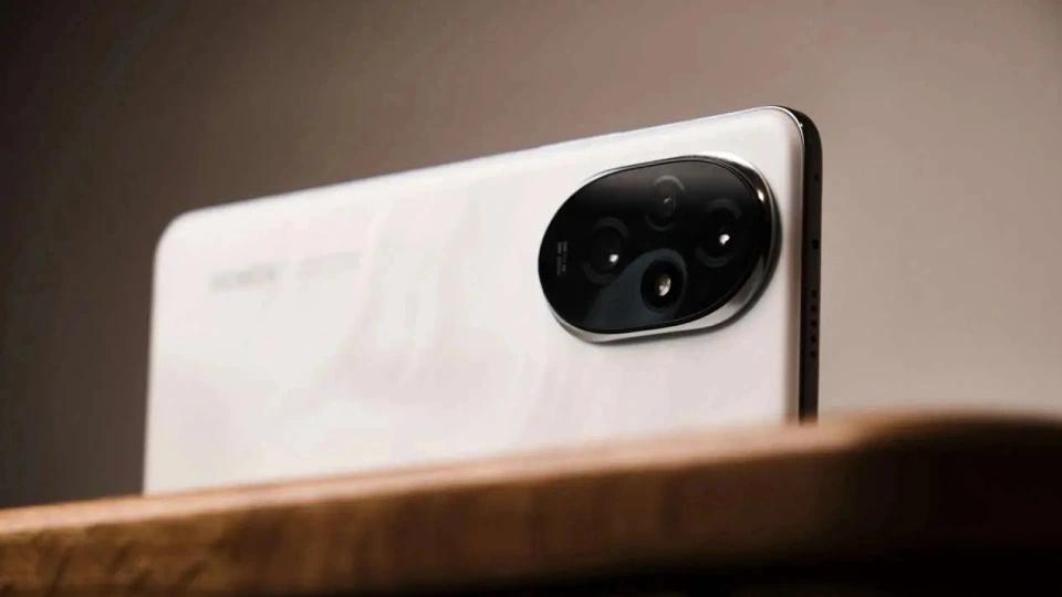 榮耀“亂套了”，從3199元跌至1363元，頂配版也降成“千元機”