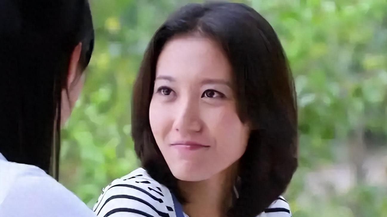 藏了41年靳东“亲妹妹”身份藏不住了，难怪不炒作照样爆红！