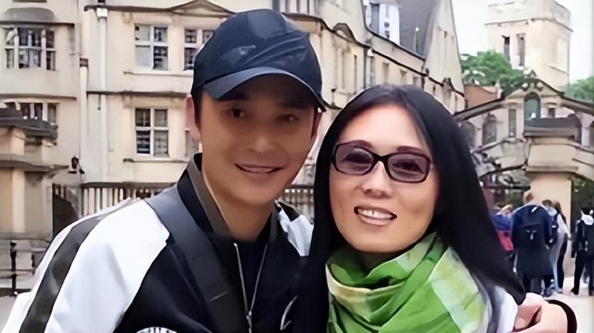 他长得帅，演技好，不顾一切娶大15岁妻恩爱至今，没生孩子也幸福