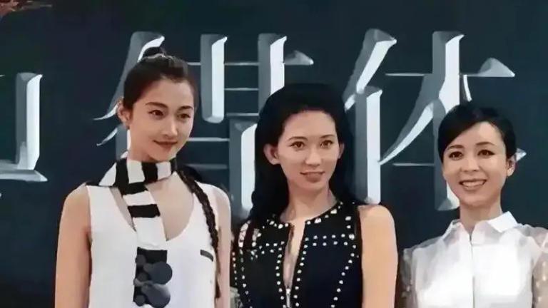 50 岁林志玲与关晓彤撞衫，气质决胜年龄