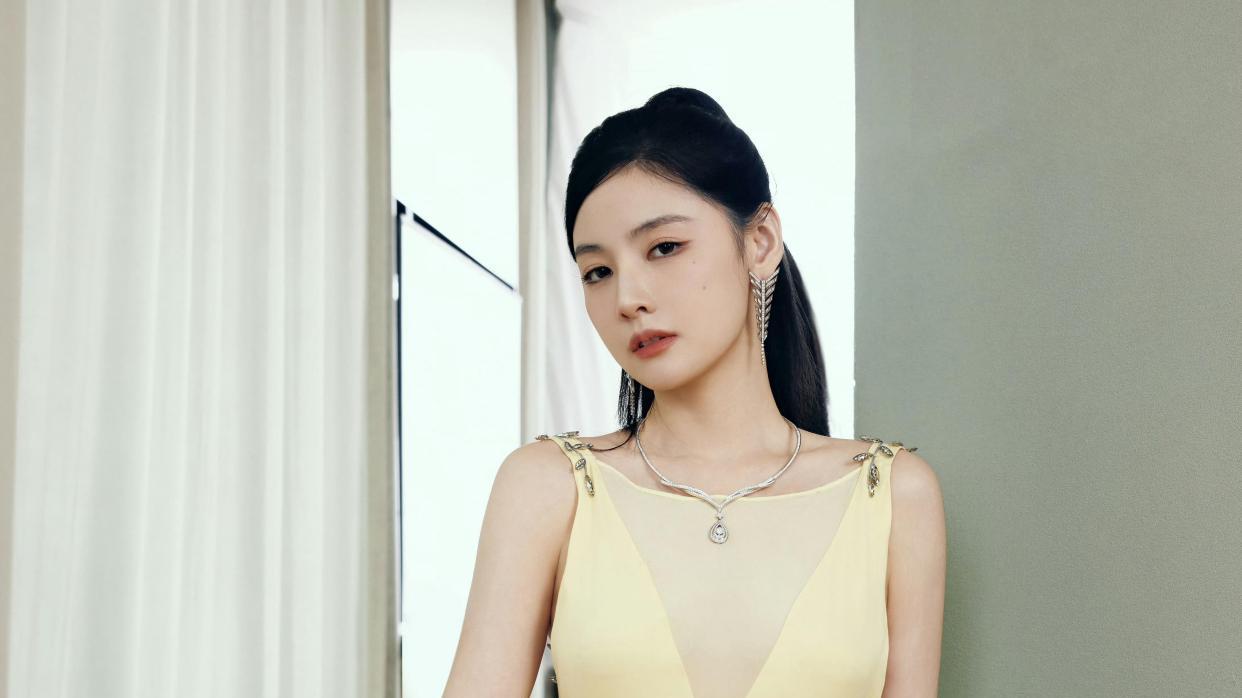 赵粤纯欲风和性感风轻松拿捏，白皙美背藏不住！