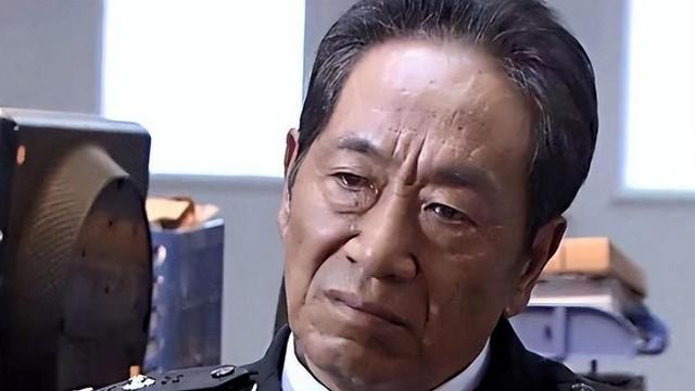 78岁王奎荣，一头白发，与小37岁娇妻一起，抚养年幼子女