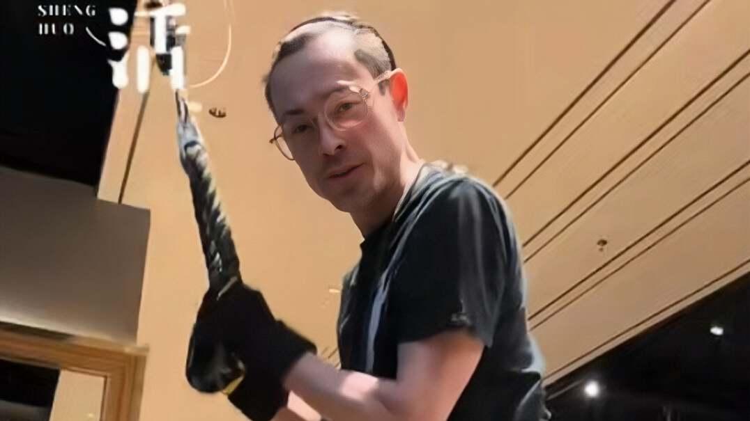 担心！香港知名男星患大病后身材消瘦，瘦成纸片人正在努力增肌