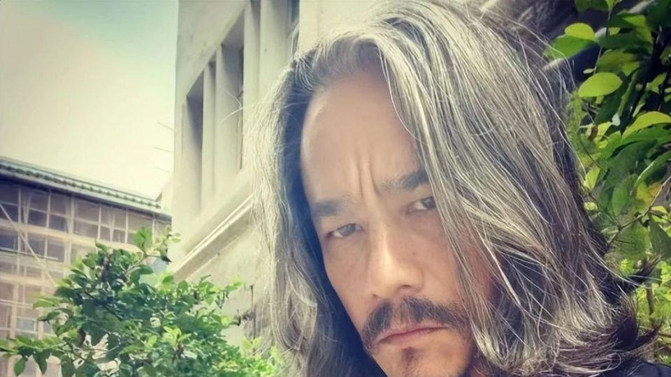 吴耀汉儿子吴嘉龙：被女友嫌没车没房分手，如今满头白发行为怪异