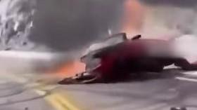 55岁知名制作人驾驶法拉利遭遇严重车祸，被困车内葬身火海