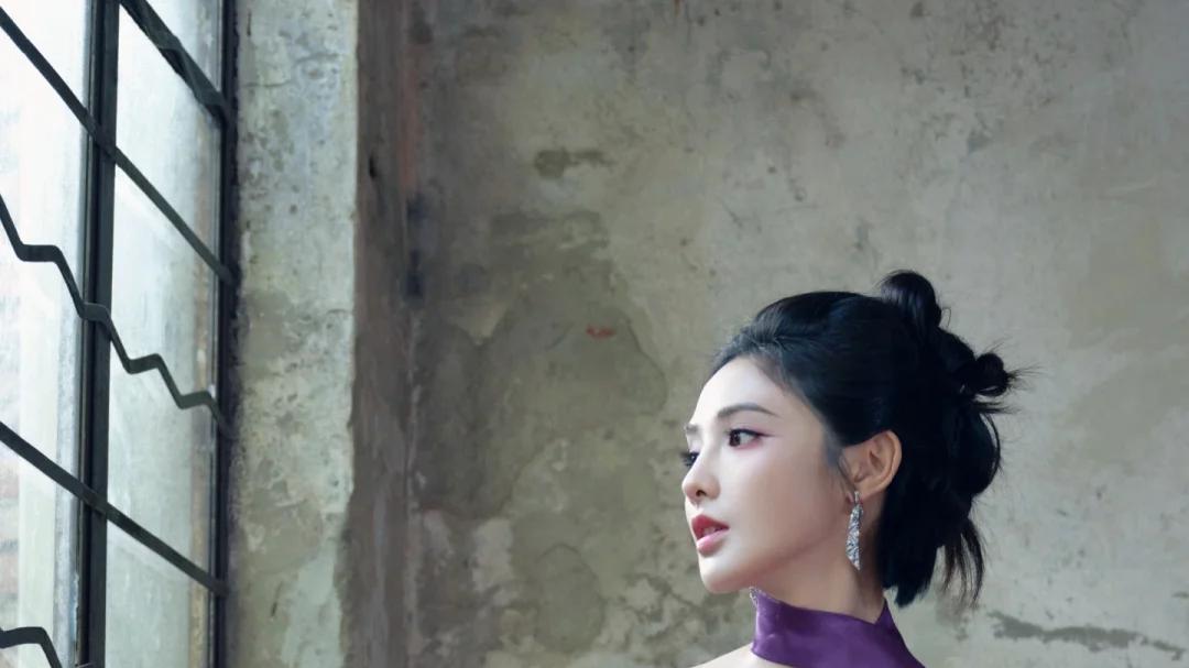 彭小苒新造型美出新高度！深 V 紫裙尽显成熟风情