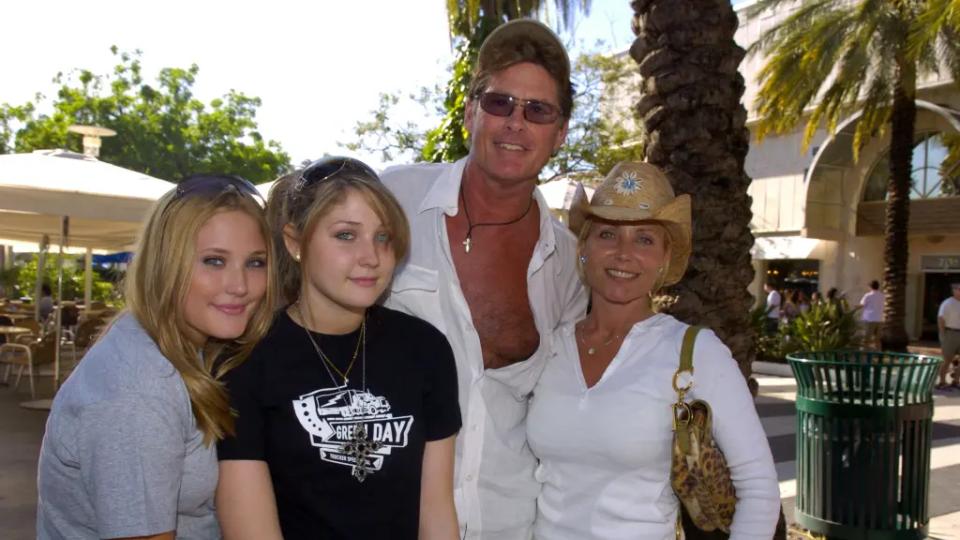 62岁好莱坞美女演员家中开枪自尽，女儿最先目击，尖叫着跑上了街