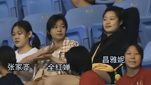 全红婵退赛后，和张家齐同框，表情暴露她目前的状态 张家齐惹争议