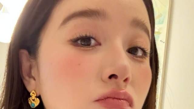 阚清子怀孕后重回颜值巅峰，孕晚期坐车里直播，发生剐蹭急忙下播