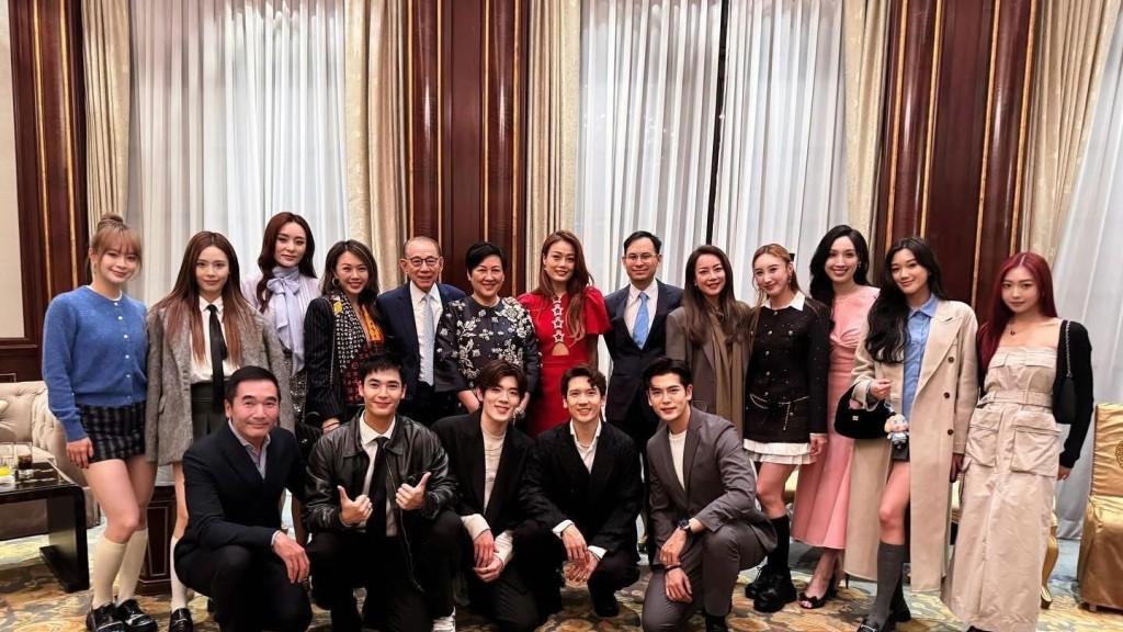 英皇艺人组团参加卫诗雅婚礼！老板娘站C位抓新娘手足见重视地位