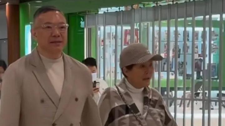 81岁富婆老态尽显牵手小鲜肉：是真爱无价还是钞能力续命