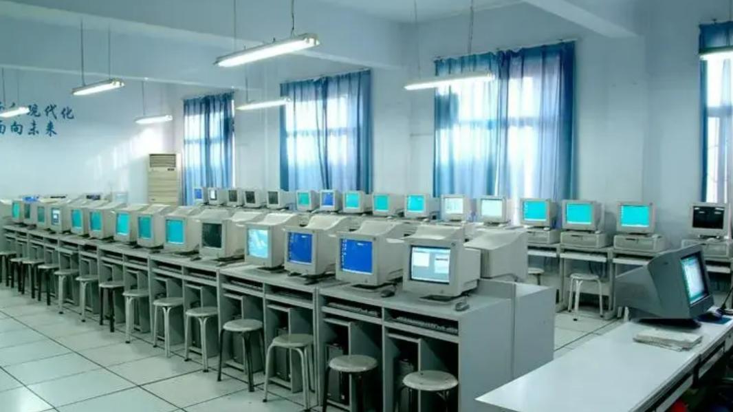 既然大家喜歡把鍵盤放在桌面上，哪為什么電腦桌還要設(shè)計(jì)抽屜式托盤呢