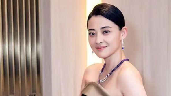 梅婷红毯杀疯了！这身抹胸黑裙，绝了！