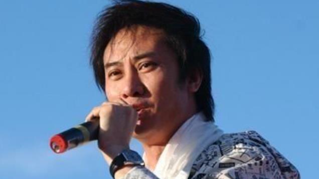 娶富婆为妻后，从铁路工人到春晚歌手，承诺永不变心的他做到了吗