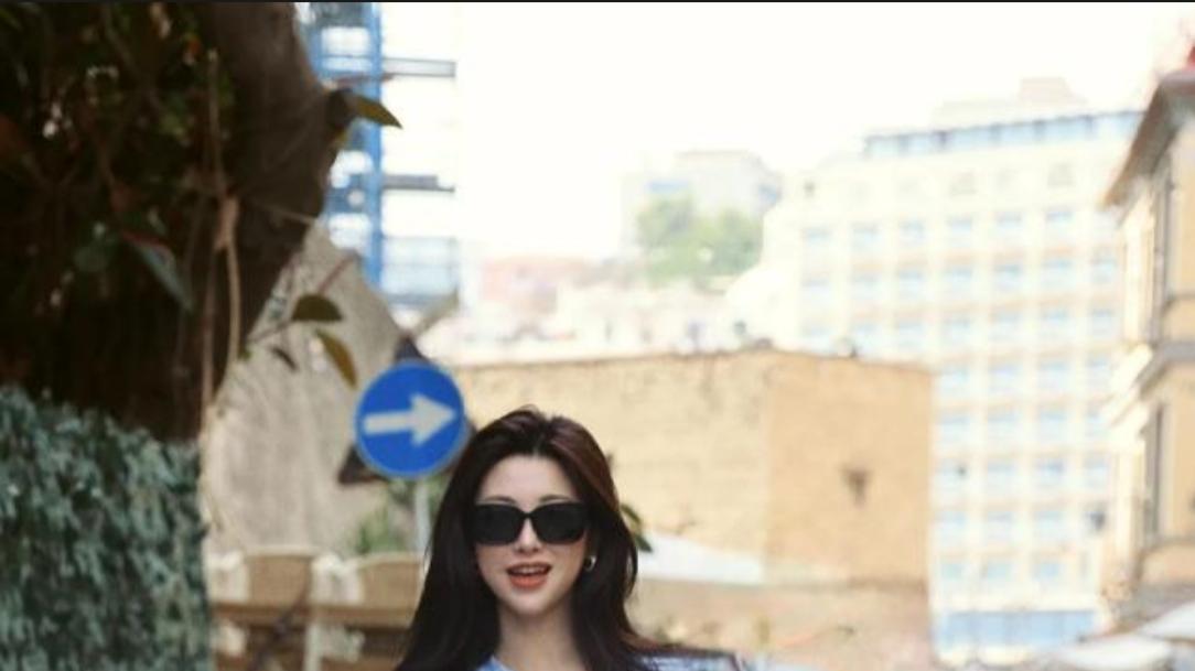 朱珠回京惊艳晒照！一袭蓝裙束出绝美身姿，小珠宝灵动抢镜萌翻众人