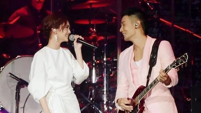 秘密婚礼藏一年！婚纱照首曝光！今晚的瓜，整个娱乐圈都炸了