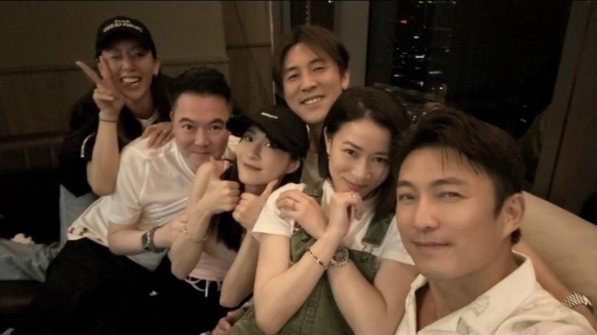 林夏薇大16岁丈夫破产风波后罕露脸，夫妻相依庆锡婚，佘诗曼也在