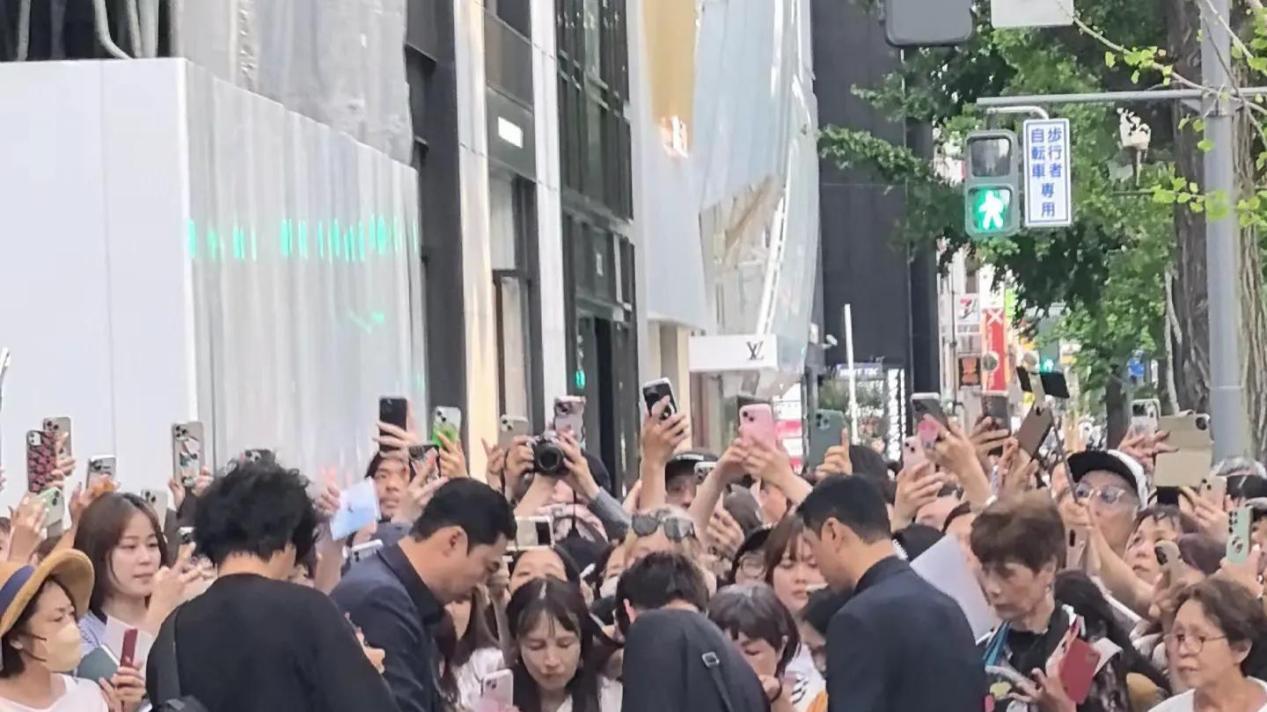 朴宝剑出席品牌活动，穿高跟鞋被吐槽有点娘，颜值扛得住近镜头