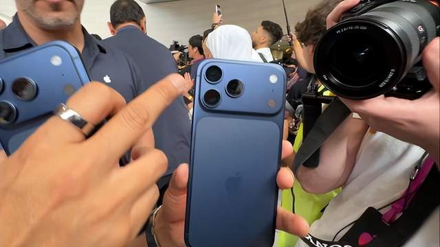 尴尬，iPhone17卖爆了，但苹果的收入、利润却少了？
