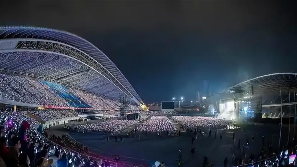 内娱最大的笑话，一个连路都走不利索的歌手，77岁还开演唱会捞钱