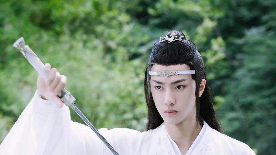 王一博新剧路透曝光，酷盖变身引全网狂蹲！