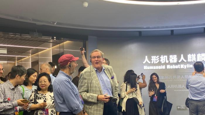 漢學家探訪人形機器人訓練　感嘆“中國的技術進步正引領世界”