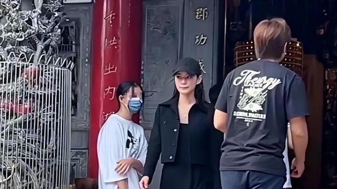 大S女儿在北京做了卷发，像个小公主，一个暖心举动获得大家称赞