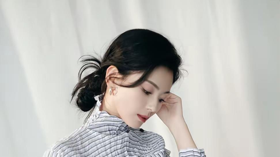 46岁刘涛瘦出新高度，穿褶皱裙宛如少女，逆龄状态引全网热议