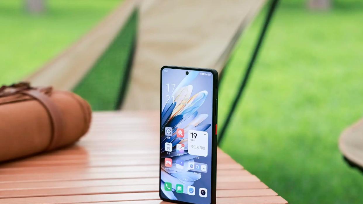 旗舰机中的“新黑马”，跌至1999元，双卫星通信+光学防抖