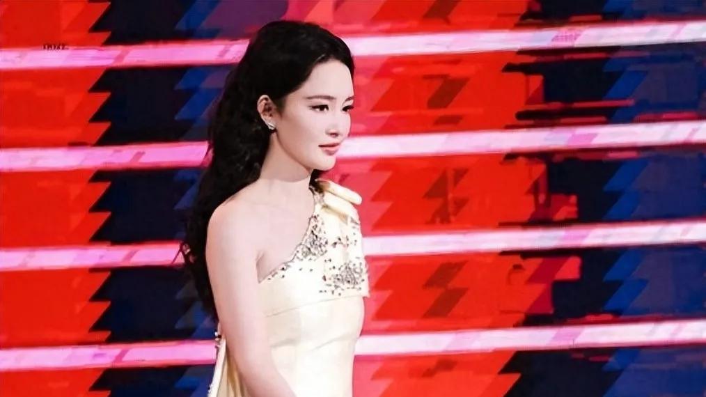 34岁李沁胖了反而更美了！穿黄色长裙气质感爆棚，优雅得像换了个人