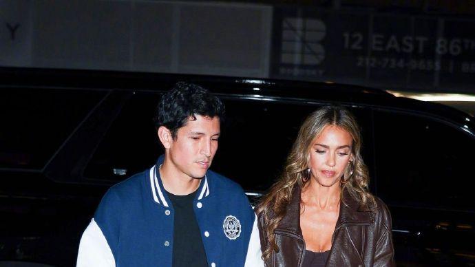 杰西卡与小男友又约会！把皮夹克搭配出3种不同风格！姐弟恋好甜