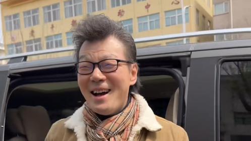 58岁李彬和洪剑涛在北京聚餐，李彬患病后老了许多，两人泪洒餐桌