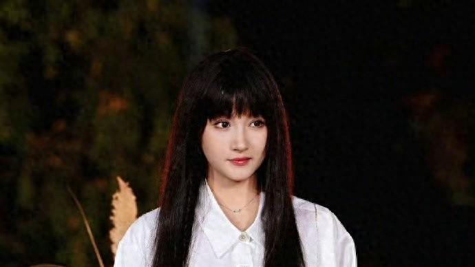 关晓彤现实长什么样？路人镜头才是照妖镜，突然理解鹿晗的专一了