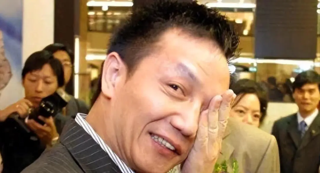 她是东方卫视一姐, 因寿宴门身败名裂, 与相爱7年前任诀别后嫁海归