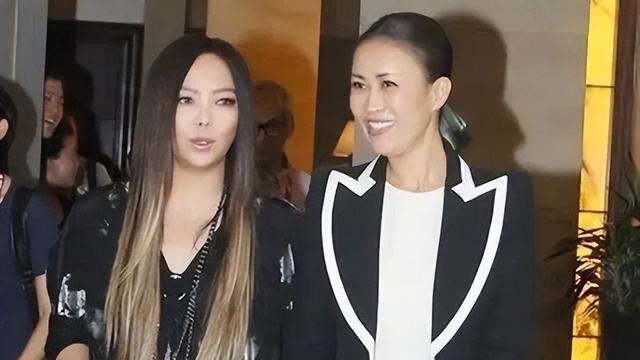 2011年，汪小菲大S婚礼现场，34岁的她甩掉头纱，大步走向